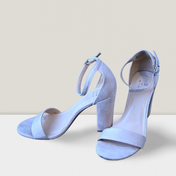 Nude Block Heels – Classic Style - Picture 1 of 3